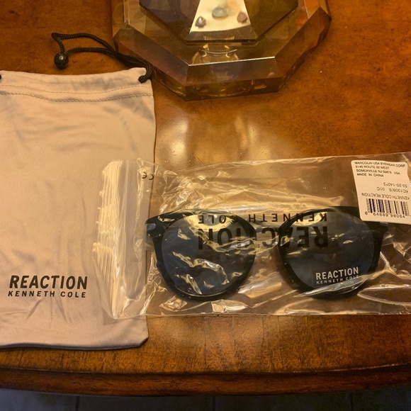 Kenneth Cole Reaction Sunglasses - Picture 2 of 4